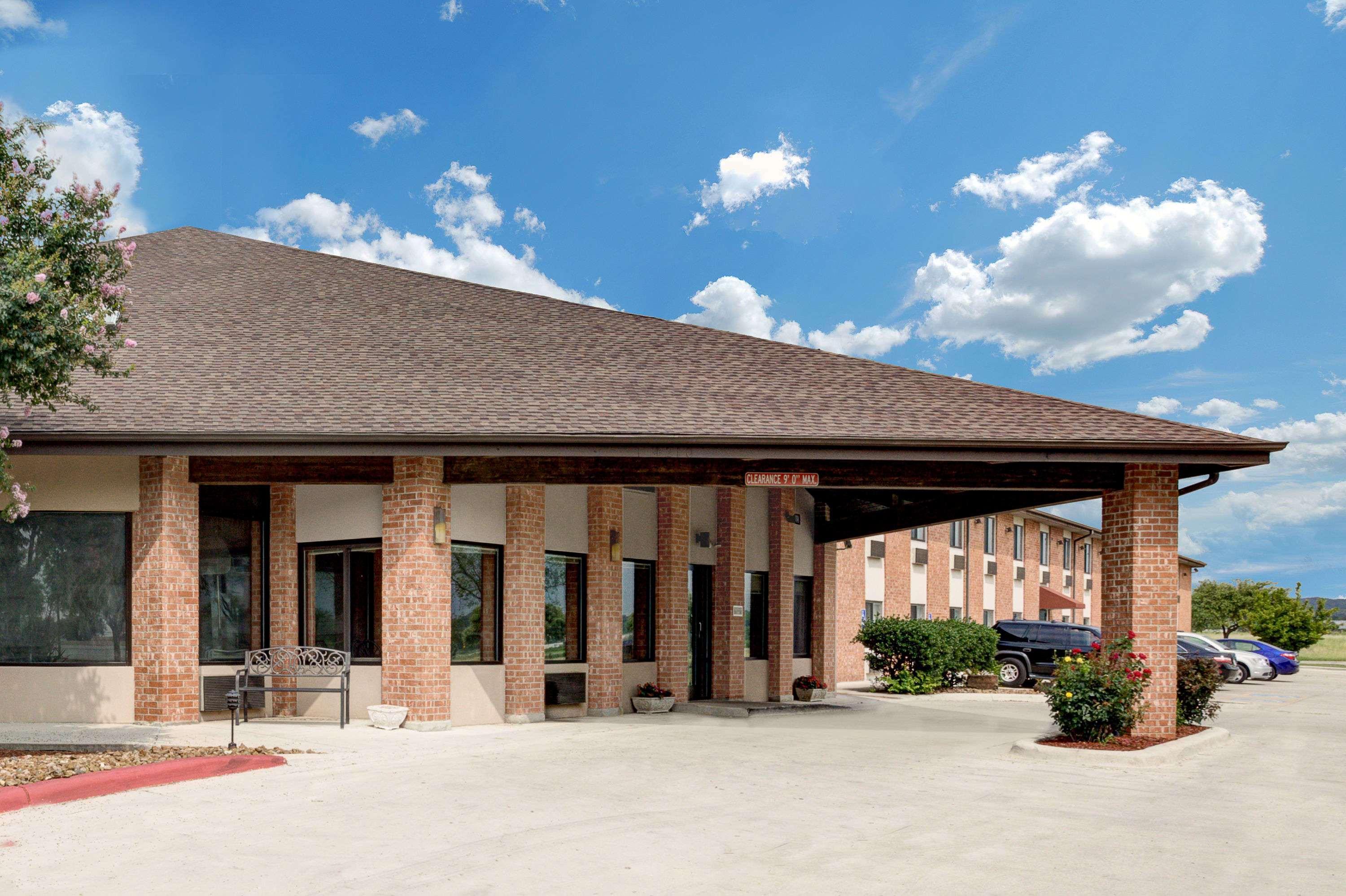 Baymont Inn & Suites San Marcos Exterior photo